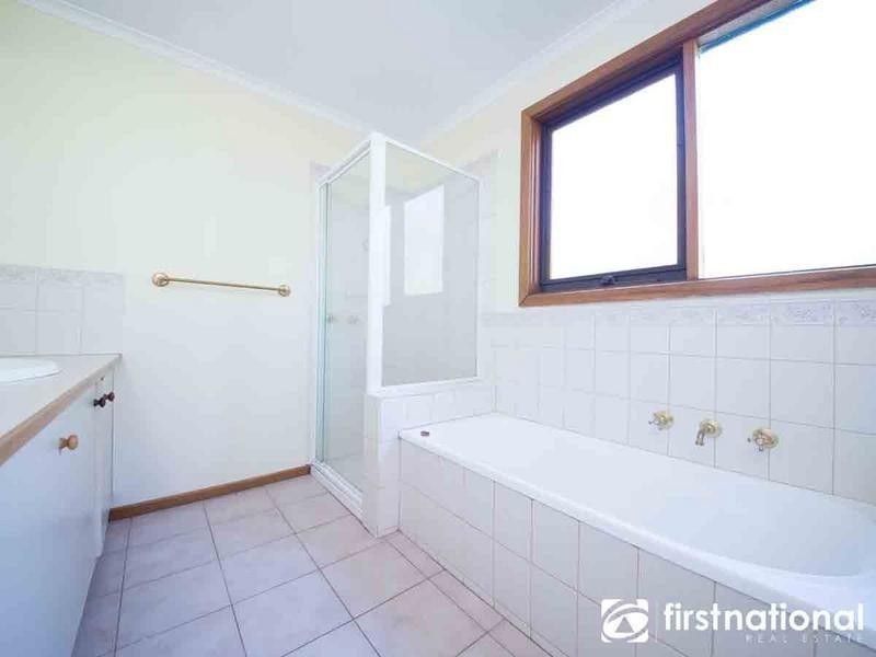 15 Escott Grove, Berwick VIC 3806