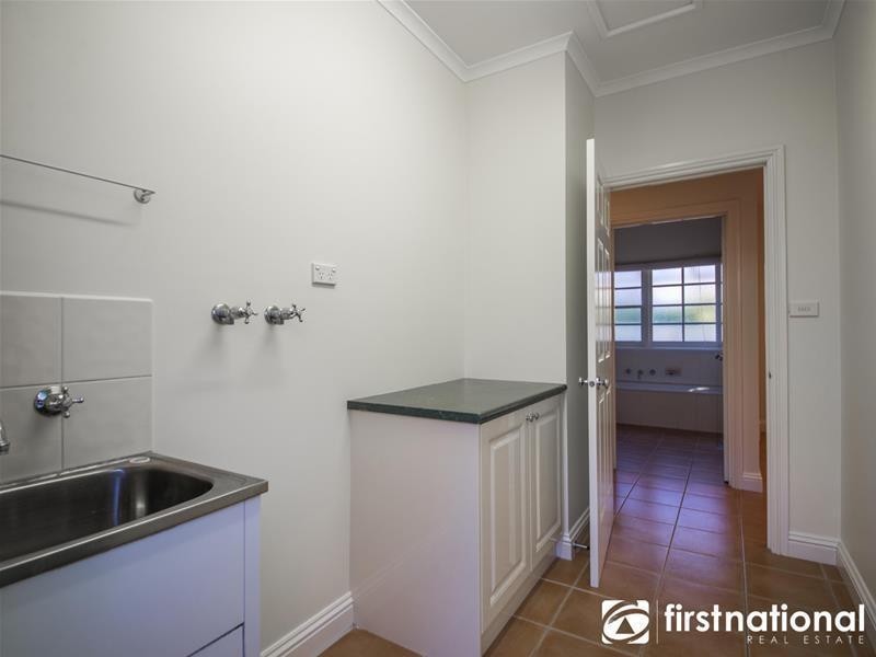 1/70 Gloucester Avenue, Berwick VIC 3806