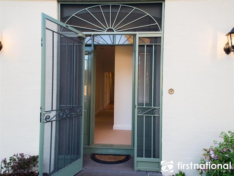 1/70 Gloucester Avenue, Berwick VIC 3806