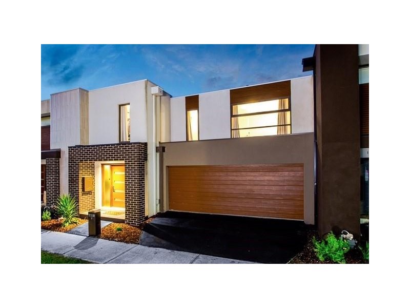 9 Fleuve Rise, Clyde North VIC 3978