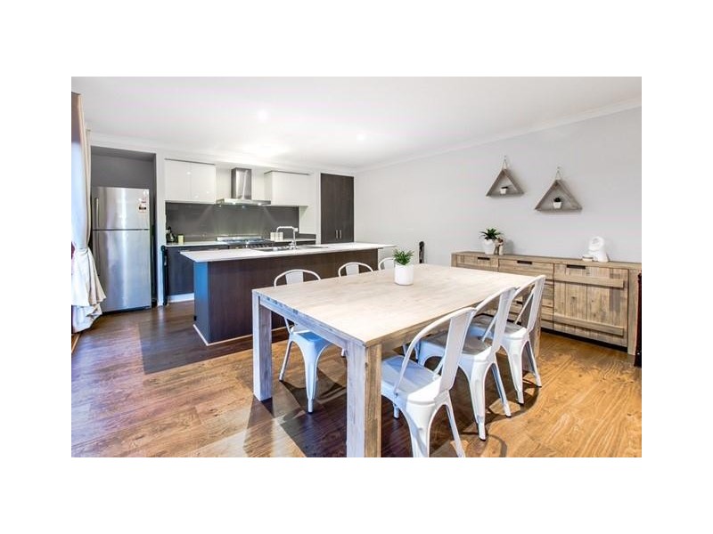 9 Fleuve Rise, Clyde North VIC 3978