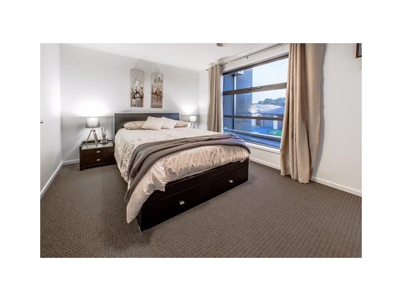 9 Fleuve Rise, Clyde North VIC 3978