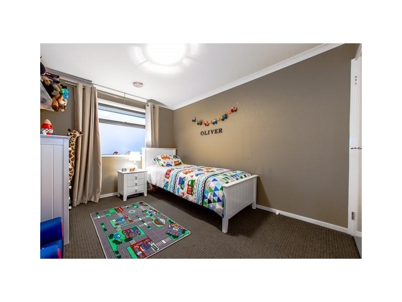 9 Fleuve Rise, Clyde North VIC 3978