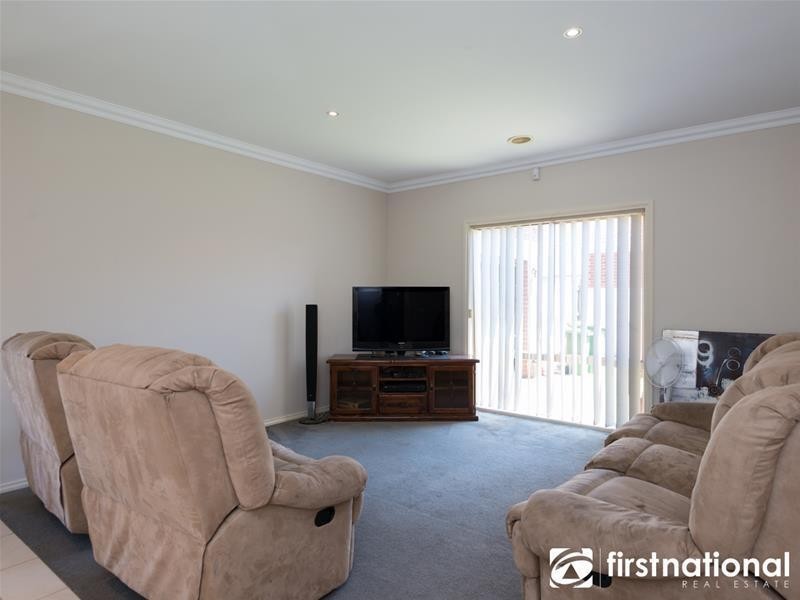 16 Bluehills Boulevard, Pakenham VIC 3810