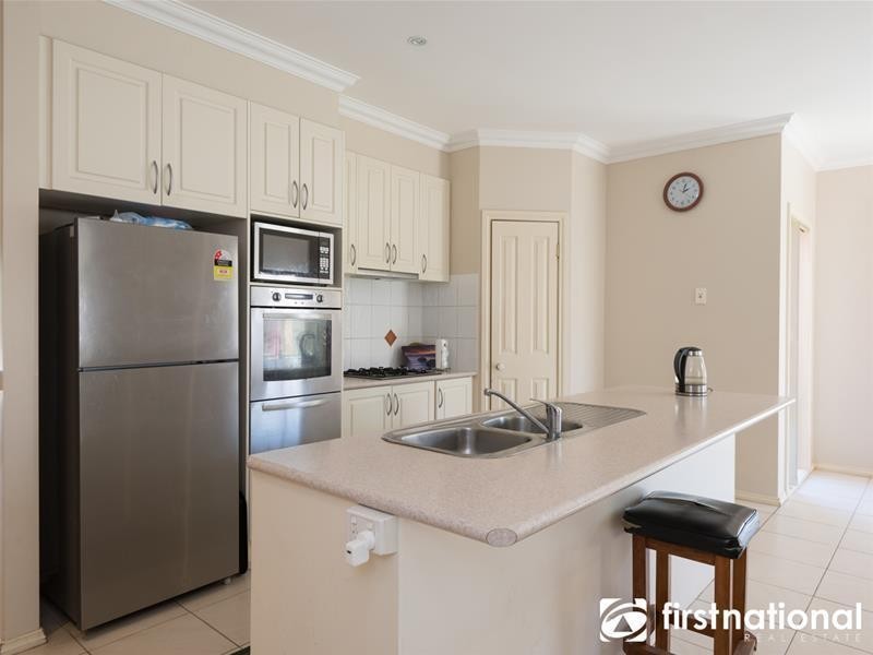 16 Bluehills Boulevard, Pakenham VIC 3810