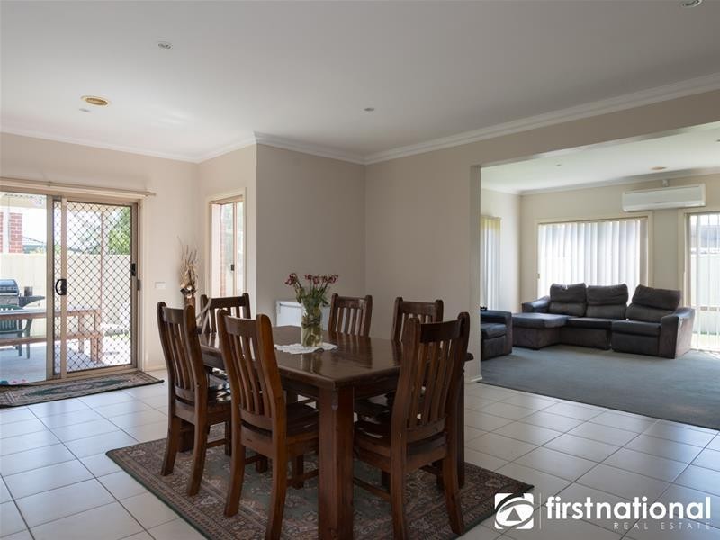 16 Bluehills Boulevard, Pakenham VIC 3810