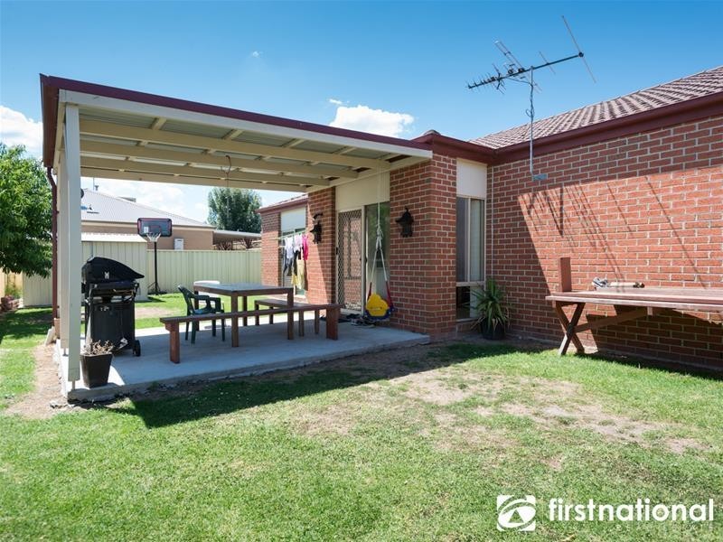 16 Bluehills Boulevard, Pakenham VIC 3810