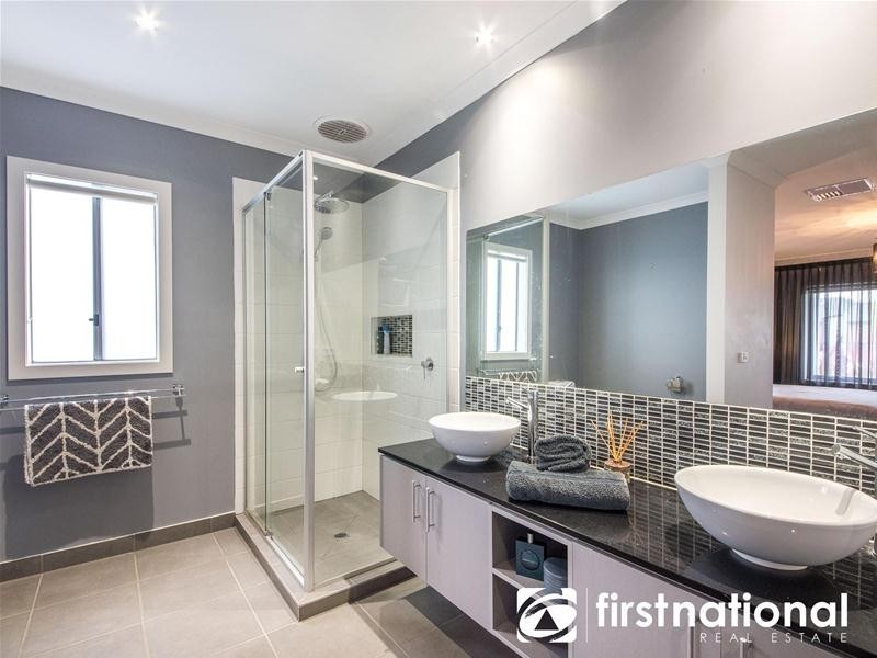 8 Weatherby Avenue, Officer VIC 3809