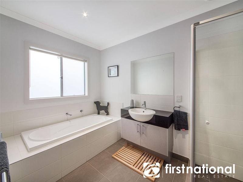 8 Weatherby Avenue, Officer VIC 3809