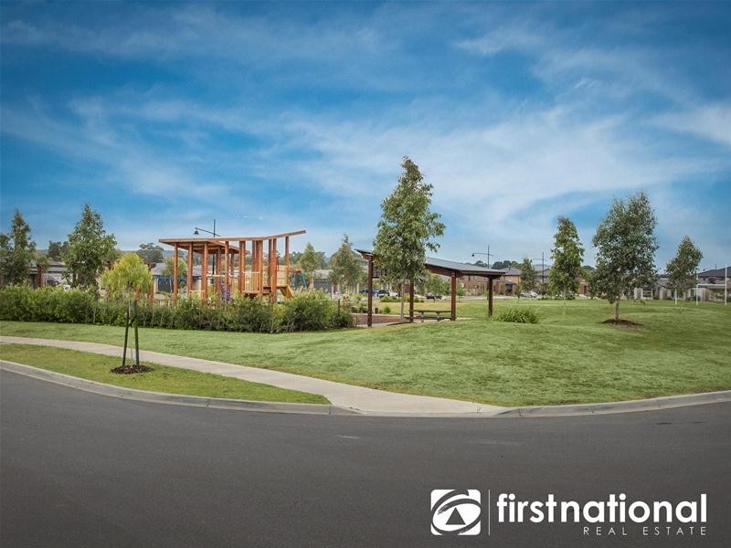 8 Weatherby Avenue, Officer VIC 3809