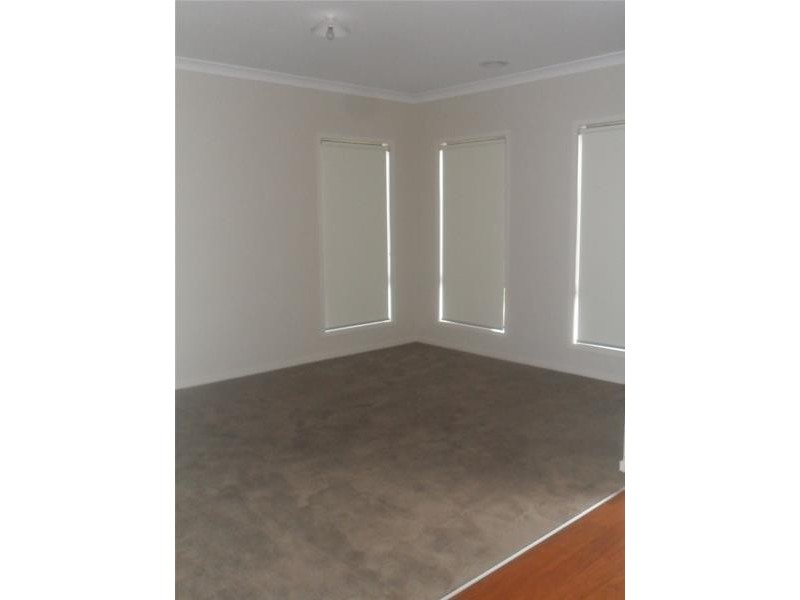 72 MacKillop Way, Clyde North VIC 3978