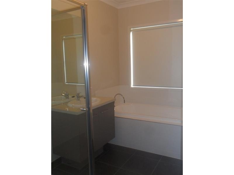 72 MacKillop Way, Clyde North VIC 3978