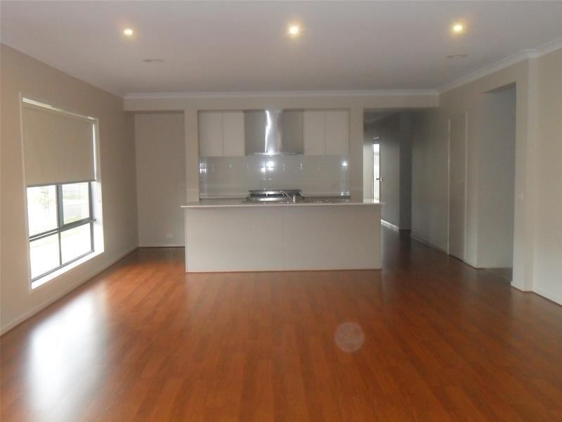 72 MacKillop Way, Clyde North VIC 3978