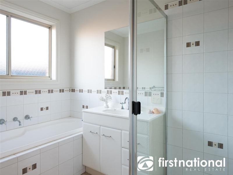 6 Tea Tree Close, Pakenham VIC 3810