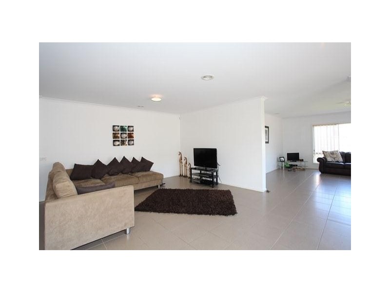 24 Bernly Boulevard, Berwick VIC 3806