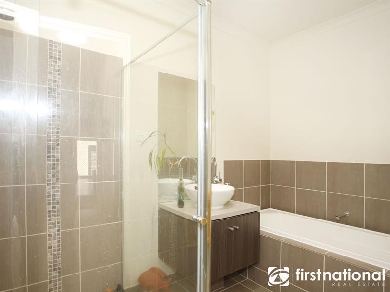 16 Haakman Way, Pakenham VIC 3810