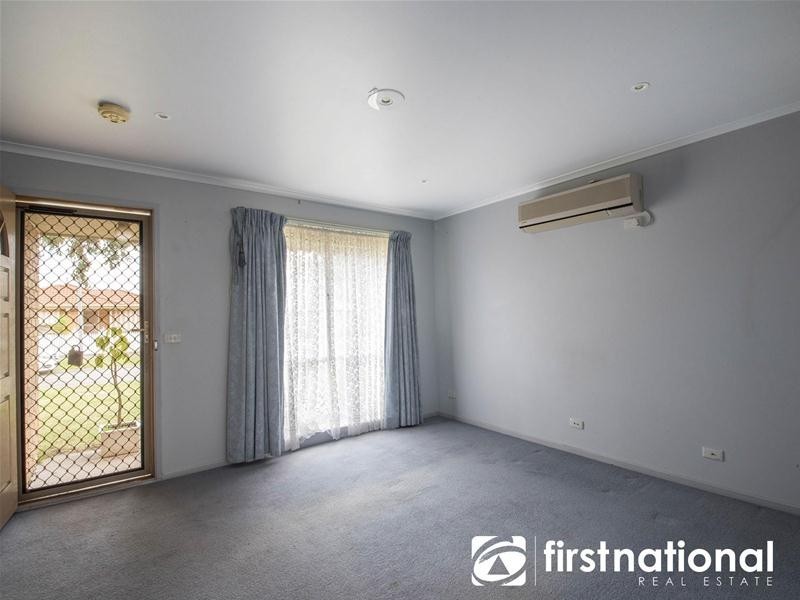 8 Crystal Gardens, Cranbourne West VIC 3977