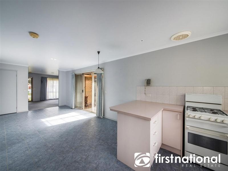 8 Crystal Gardens, Cranbourne West VIC 3977