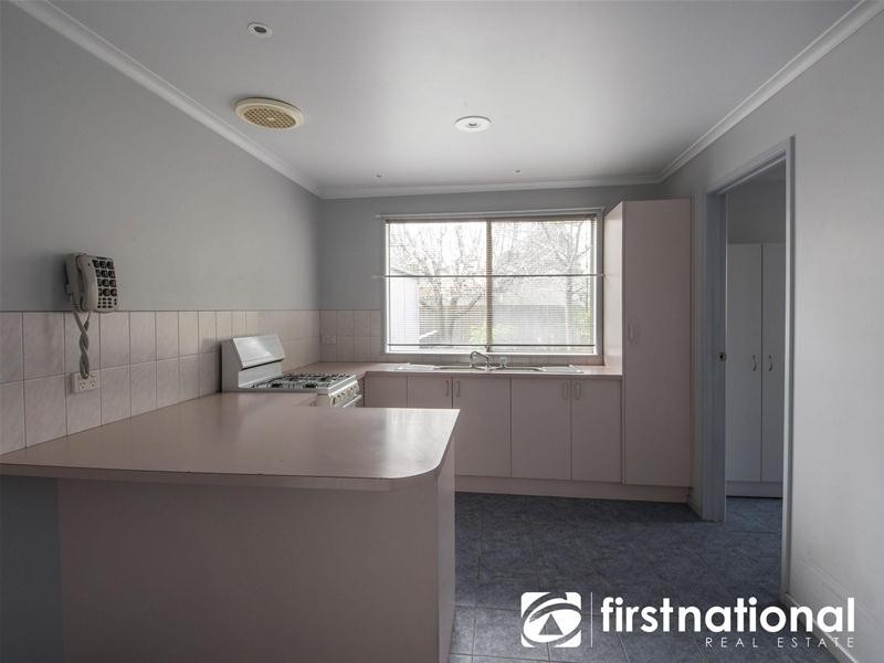 8 Crystal Gardens, Cranbourne West VIC 3977