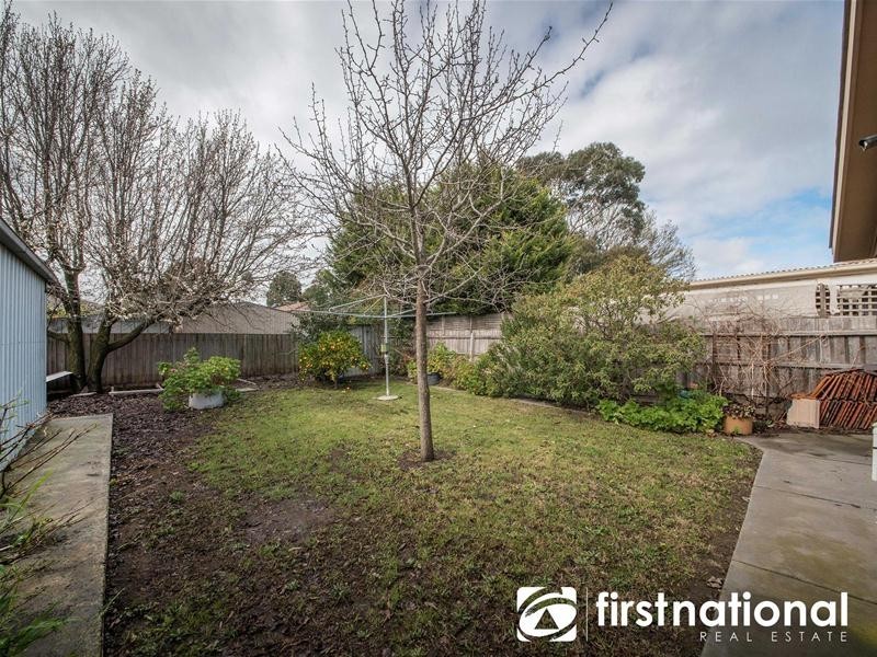8 Crystal Gardens, Cranbourne West VIC 3977