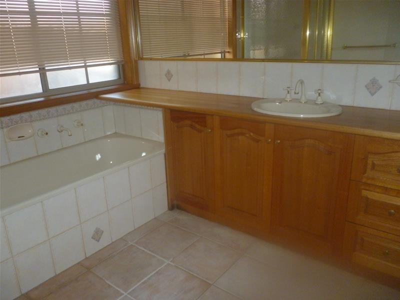 1 Kimbarra Drive, Berwick VIC 3806