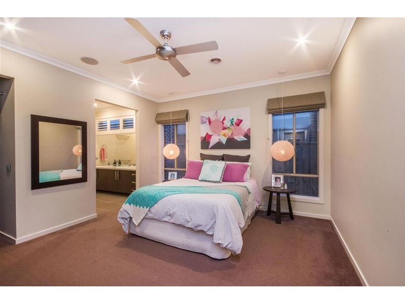 8 Winneke Way, Pakenham VIC 3810