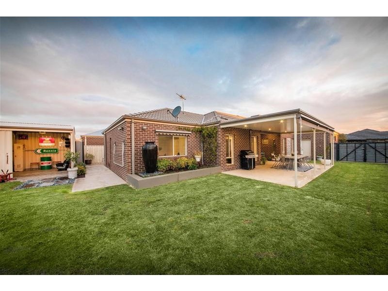 8 Winneke Way, Pakenham VIC 3810