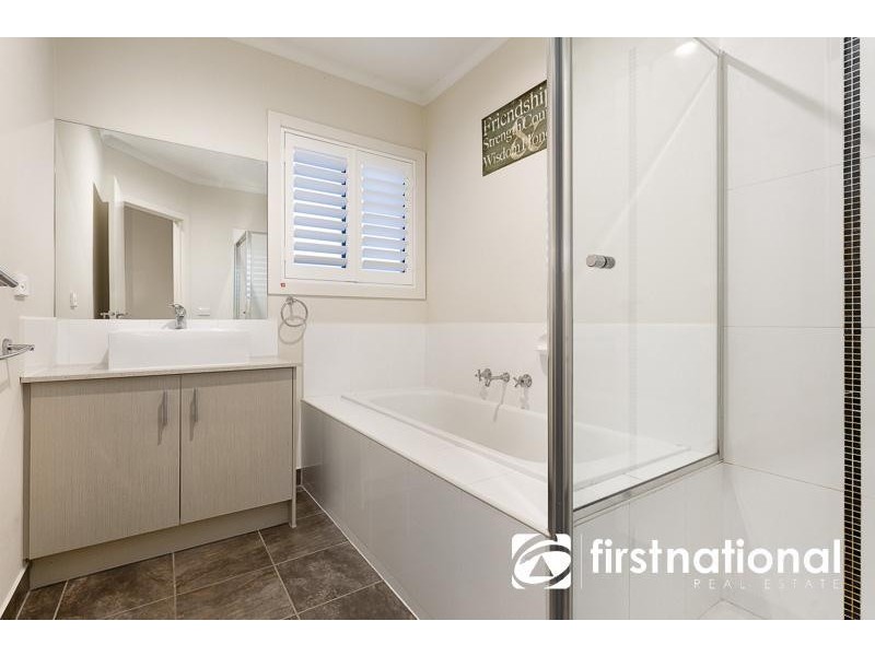 4 Delft Place, Pakenham VIC 3810