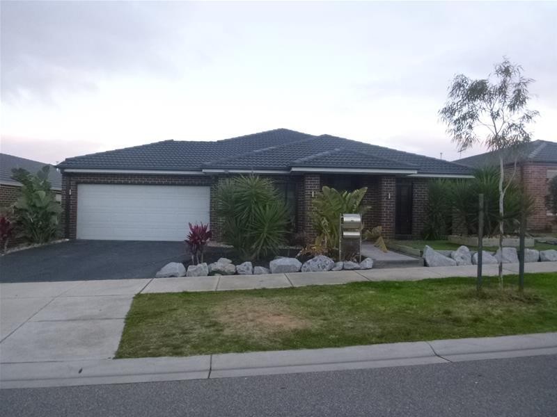 11 Charlbury Crescent, Cranbourne North VIC 3977