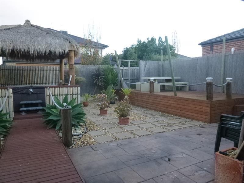 11 Charlbury Crescent, Cranbourne North VIC 3977