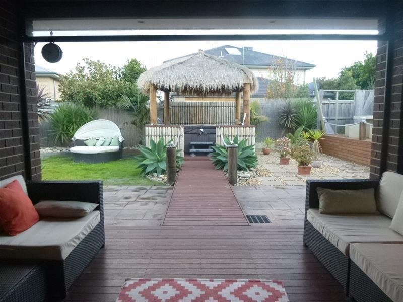 11 Charlbury Crescent, Cranbourne North VIC 3977