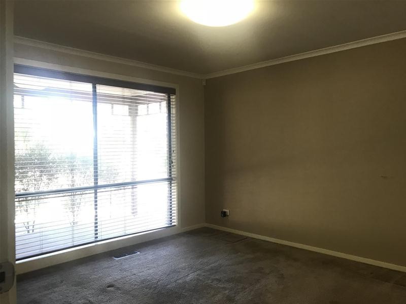 17 Stradbroke Close, Berwick VIC 3806