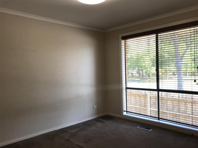 17 Stradbroke Close, Berwick VIC 3806