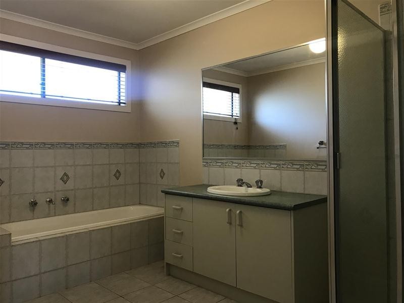 17 Stradbroke Close, Berwick VIC 3806