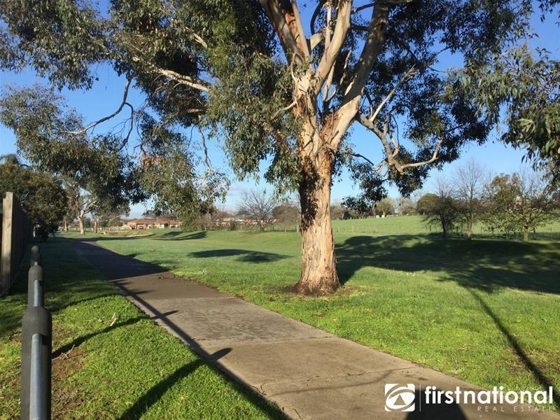 8 Cooney Close, Berwick VIC 3806