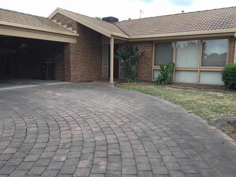 5 Escott Grove, Berwick VIC 3806