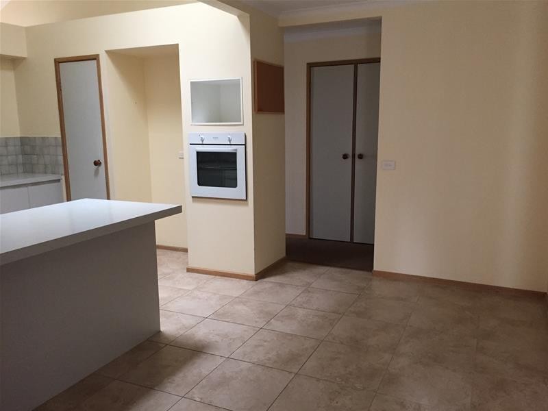 5 Escott Grove, Berwick VIC 3806