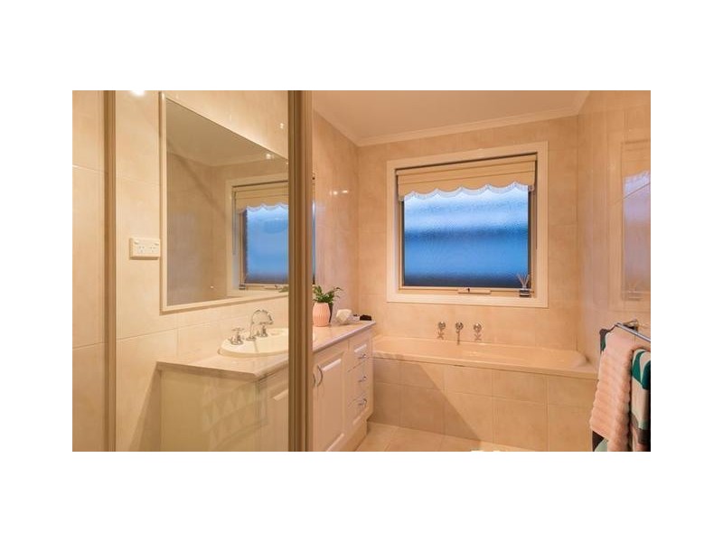 37 Lorikeet Drive, Berwick VIC 3806