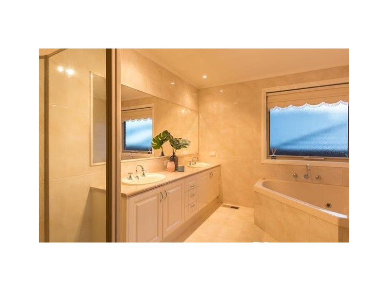 37 Lorikeet Drive, Berwick VIC 3806