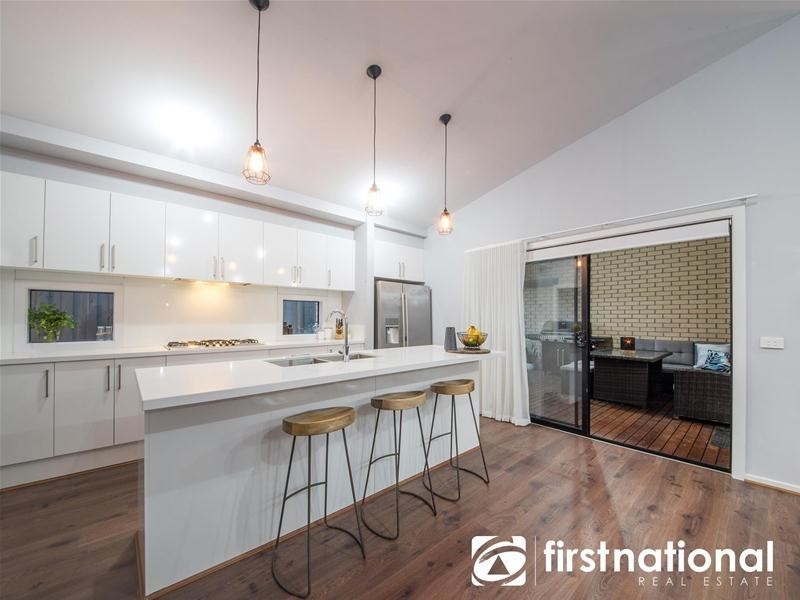 5 Ellaroo Circuit, Clyde North VIC 3978