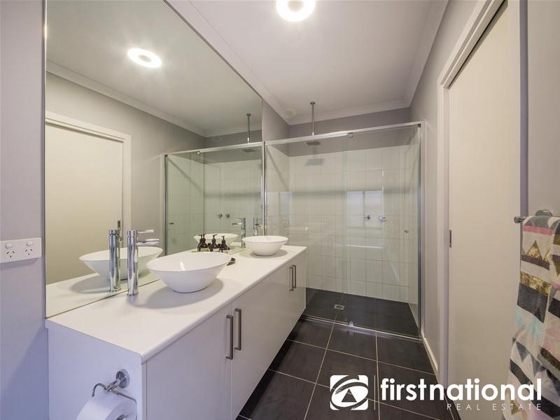 5 Ellaroo Circuit, Clyde North VIC 3978