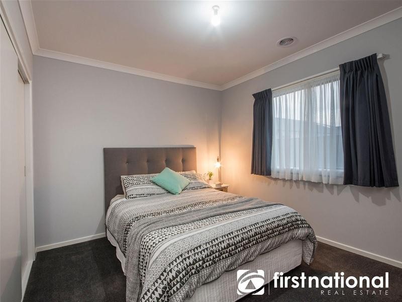 5 Ellaroo Circuit, Clyde North VIC 3978