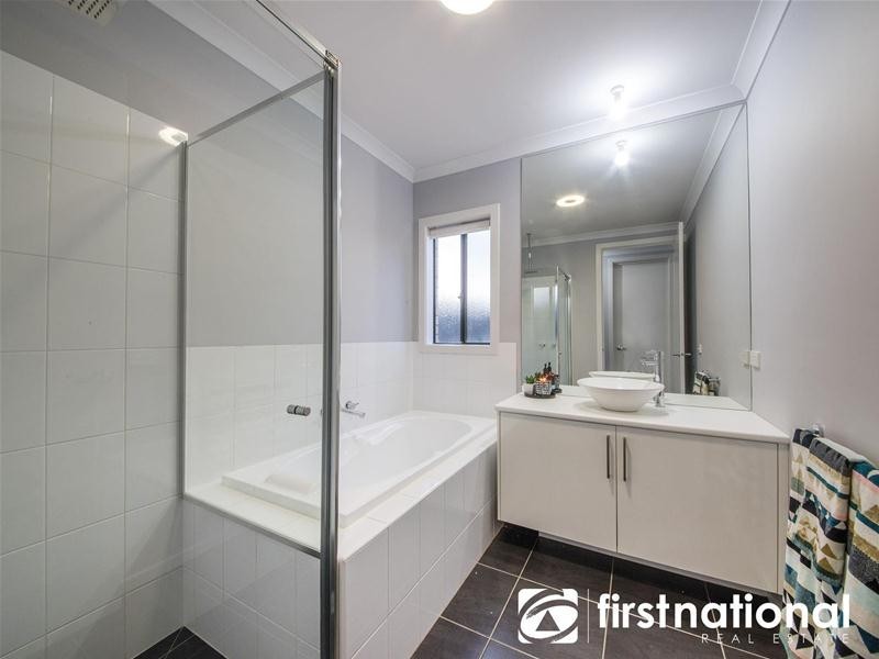 5 Ellaroo Circuit, Clyde North VIC 3978