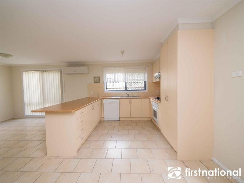 2/35 Henry Street, Pakenham VIC 3810