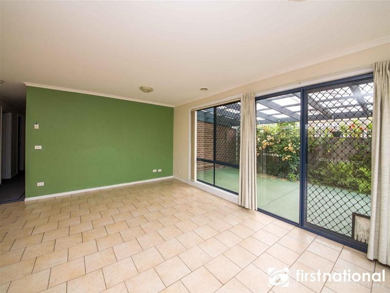 2/35 Henry Street, Pakenham VIC 3810