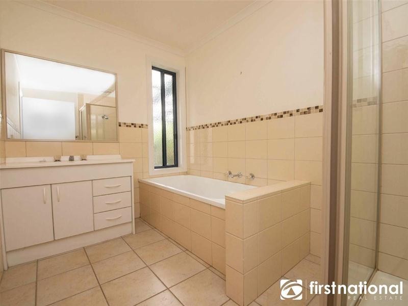 2/35 Henry Street, Pakenham VIC 3810