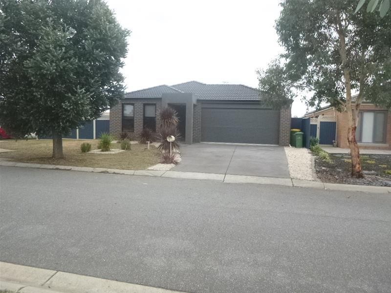 8 Kingsdale Crescent, Pakenham VIC 3810