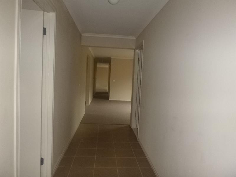 8 Kingsdale Crescent, Pakenham VIC 3810