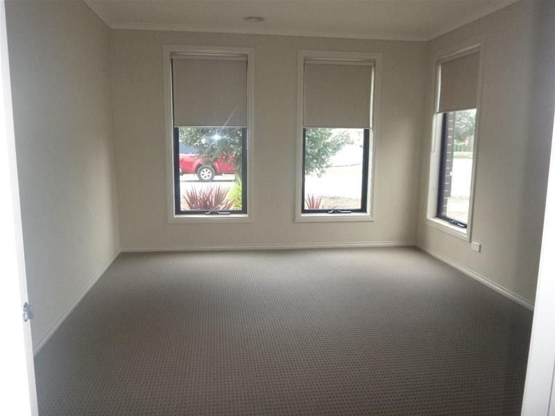 8 Kingsdale Crescent, Pakenham VIC 3810