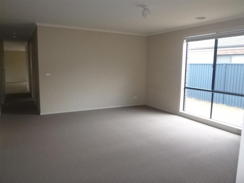 8 Kingsdale Crescent, Pakenham VIC 3810